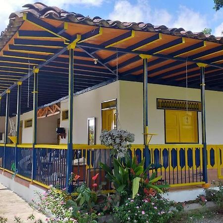 Casa Finca Villa Luz A 800 Mts Del Parque Del Cafe Montenegro Bagian luar foto