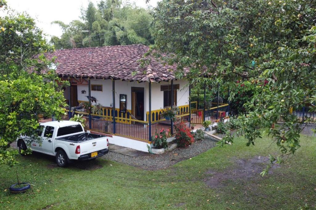 Casa Finca Villa Luz A 800 Mts Del Parque Del Cafe Montenegro Bagian luar foto