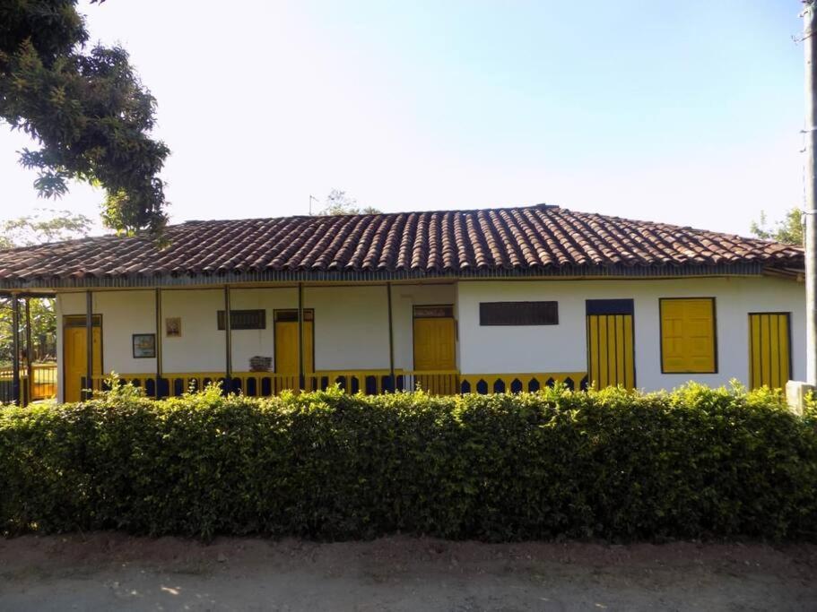 Casa Finca Villa Luz A 800 Mts Del Parque Del Cafe Montenegro Bagian luar foto