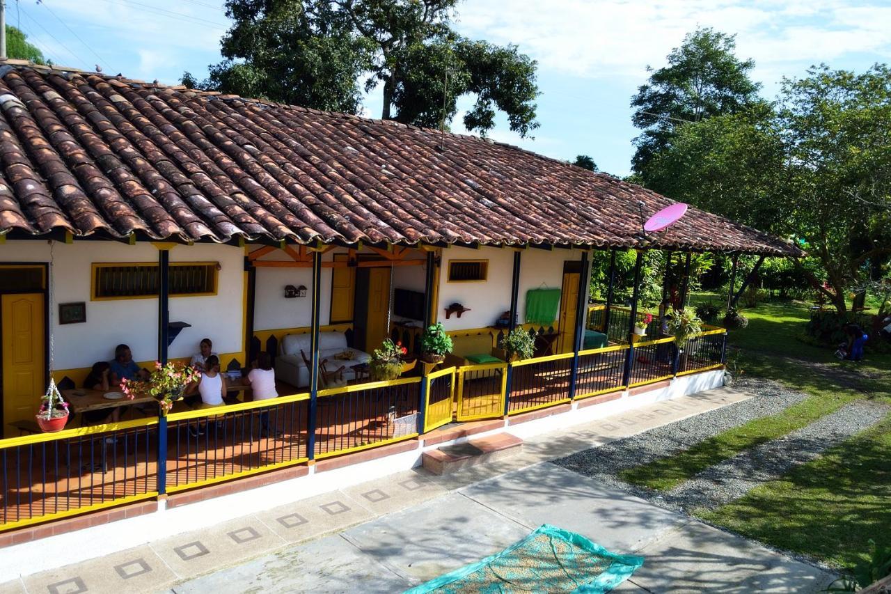 Casa Finca Villa Luz A 800 Mts Del Parque Del Cafe Montenegro Bagian luar foto